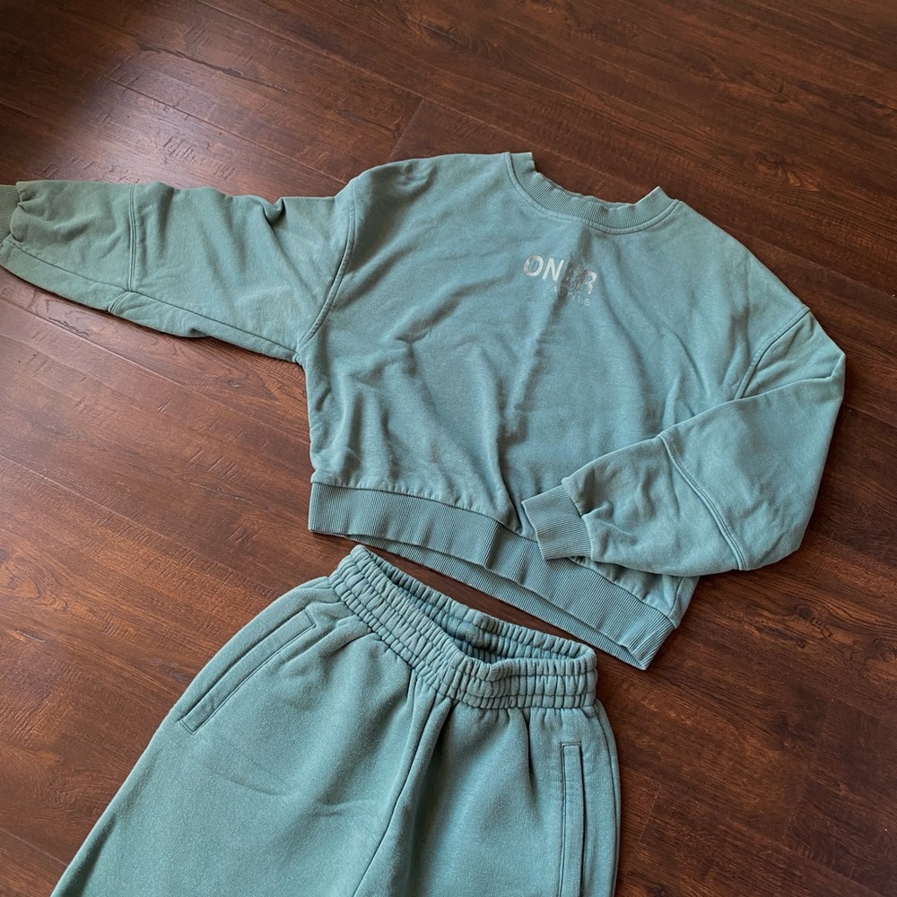 Oner active lounge set in green. Size S(top), XS(pants). Perfect condition.